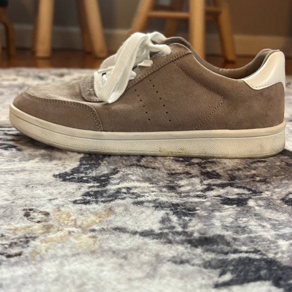 Slightly worn Old Navy Size 6 Women’s Shoes 👟 🤎 - Picture 2 of 3